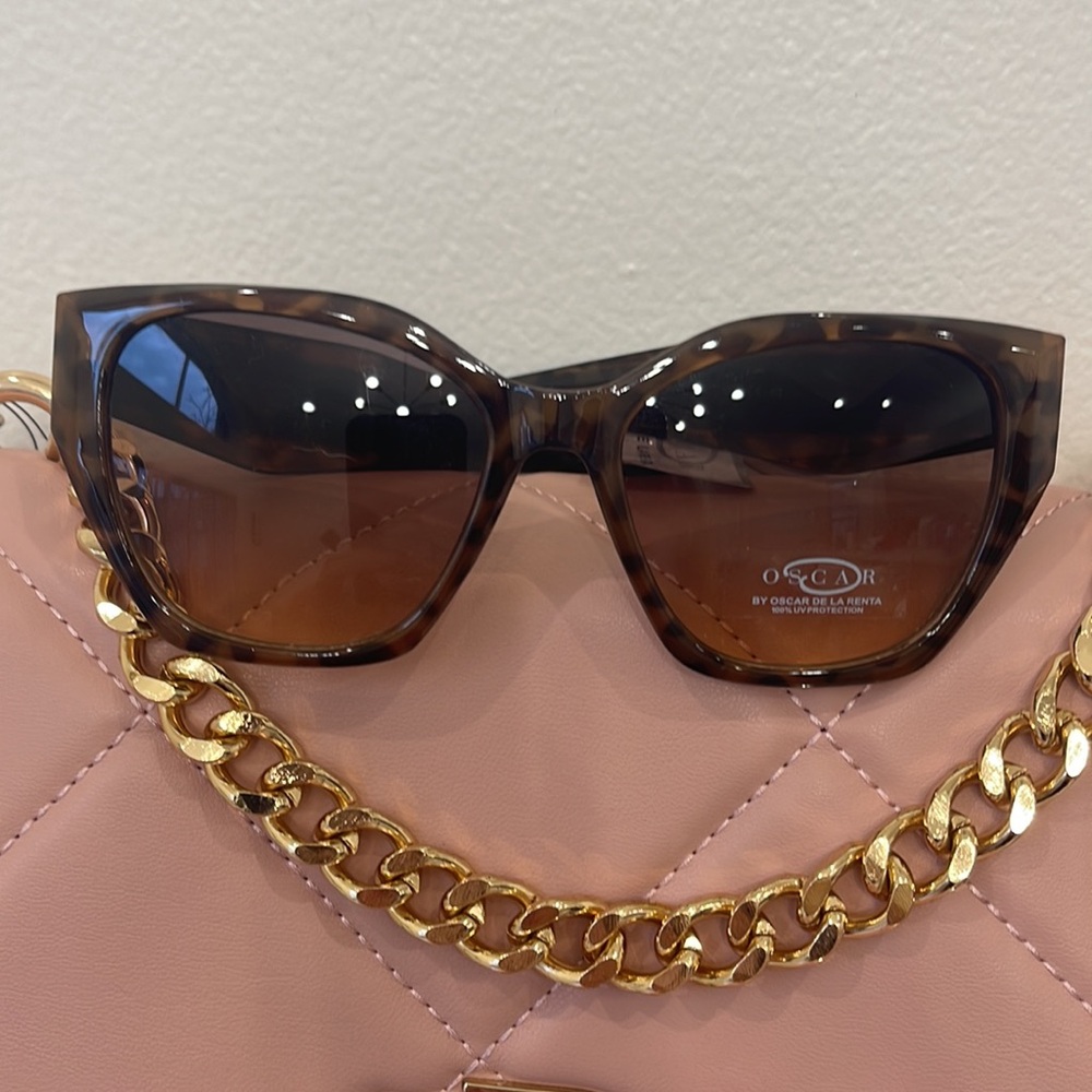 Gorgeous Oscar de la renta sunglasses by viviglam 🕶️👓🌹🌹